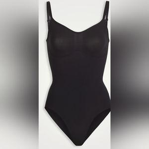 NWOT. Skims sculpting Bodysuit With Snaps. L/XL in Onyx.
